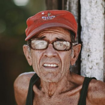 free-photo-of-homem-olhando-vendo-retrato