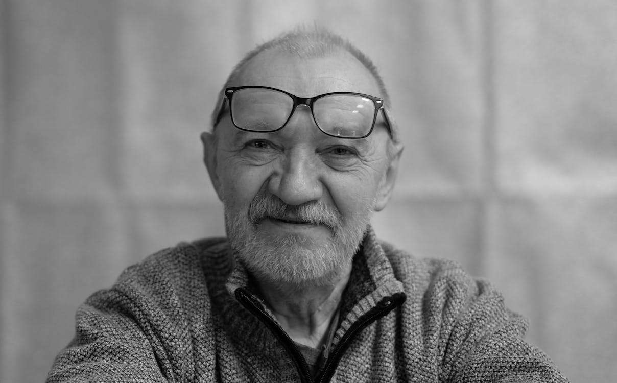 free-photo-of-retrato-de-homem-idoso-sorrindo