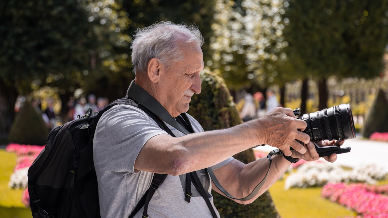 free-photo-of-camera-maquina-de-pe-retrato