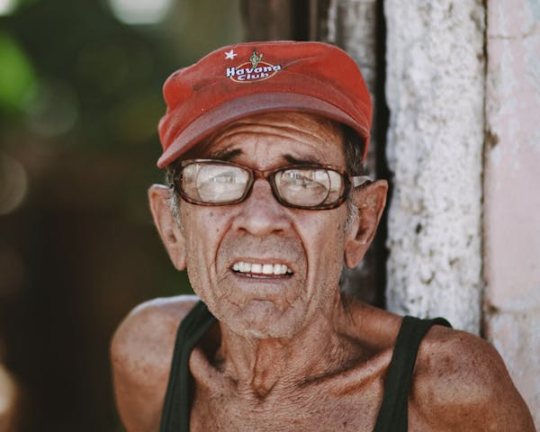 free-photo-of-homem-olhando-vendo-retrato
