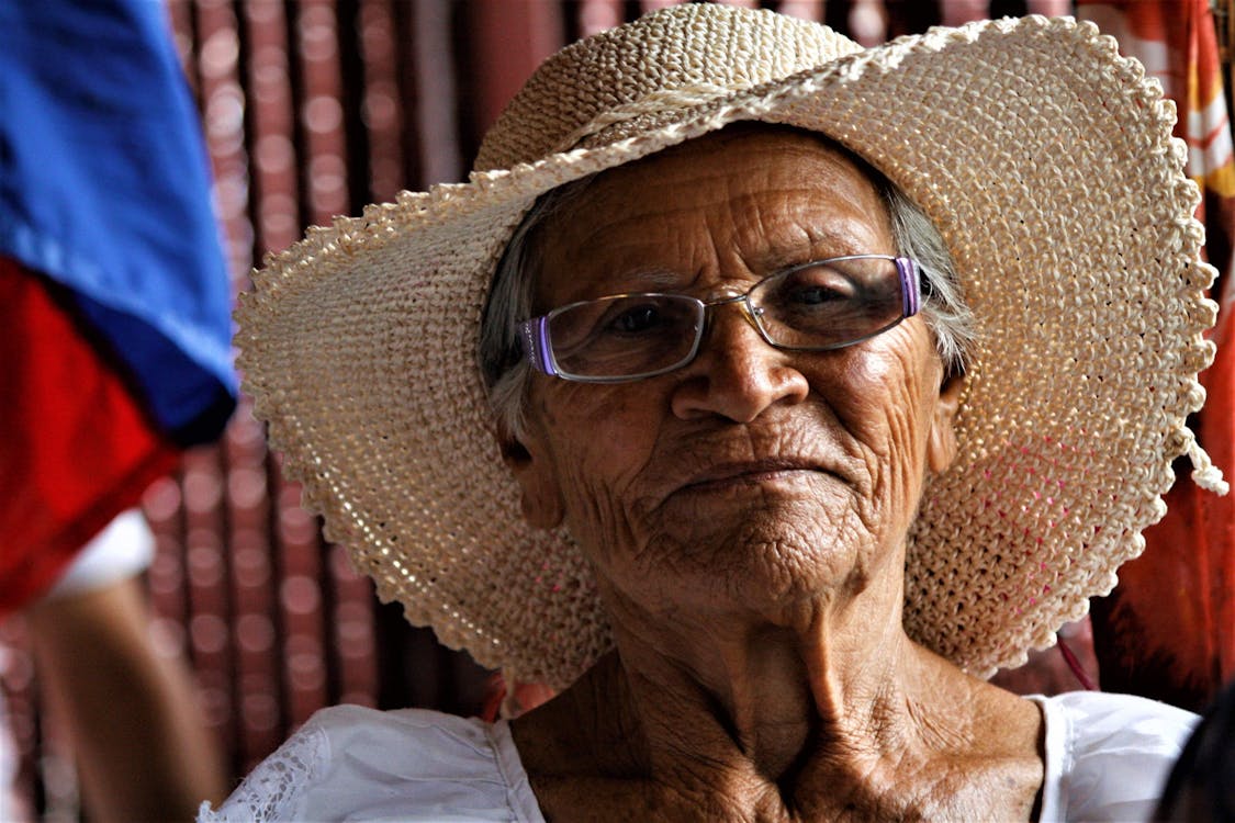 free-photo-of-retrato-de-mulher-idosa-com-chapeu-de-palha-venezuela