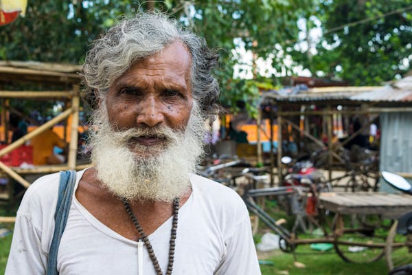 free-photo-of-homem-arvores-retrato-rural